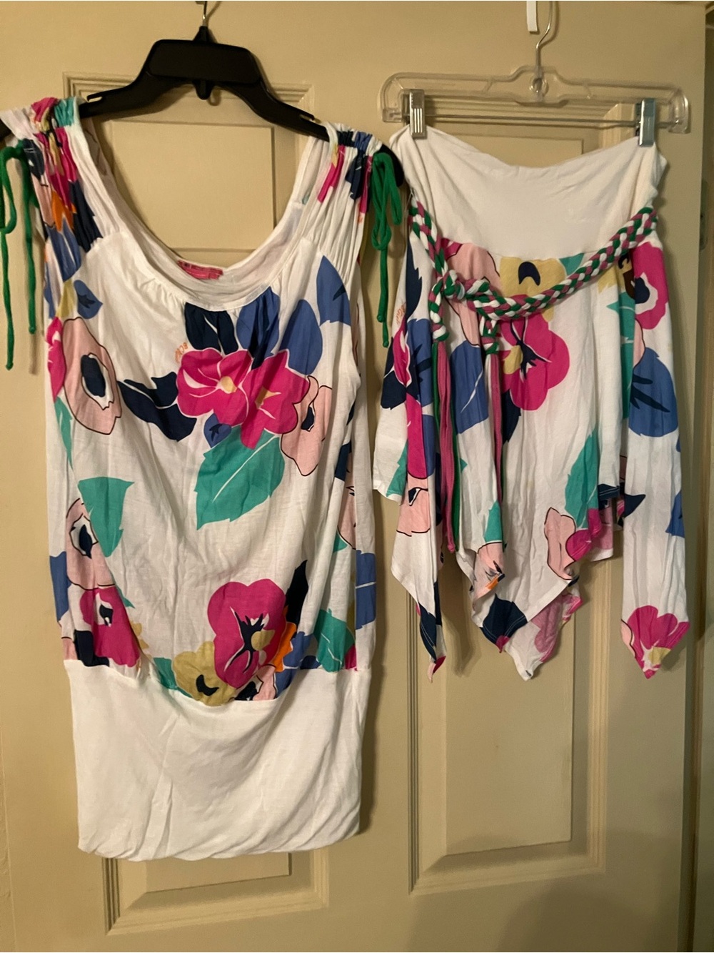 BCBG Tropical Floral Womenโs Top and Skirt Set